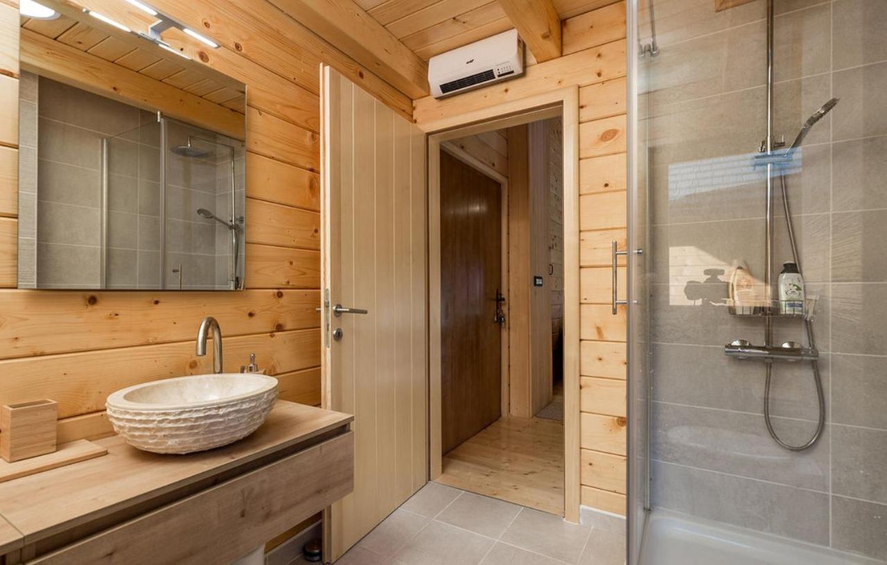 V'S Place - Wooden House With Heated Pool And Outdoor Sauna Otocac Exterior photo