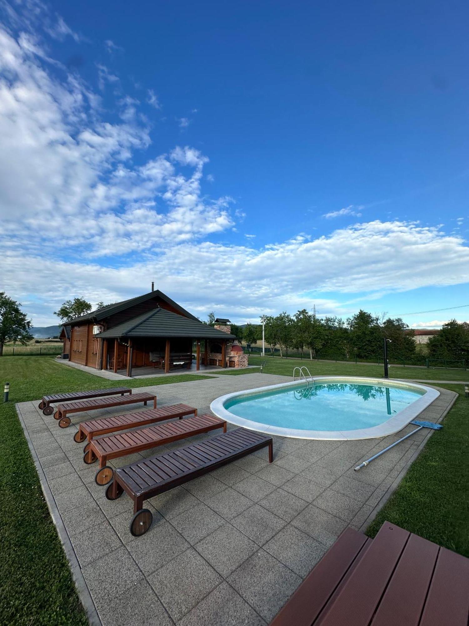 V'S Place - Wooden House With Heated Pool And Outdoor Sauna Otocac Exterior photo