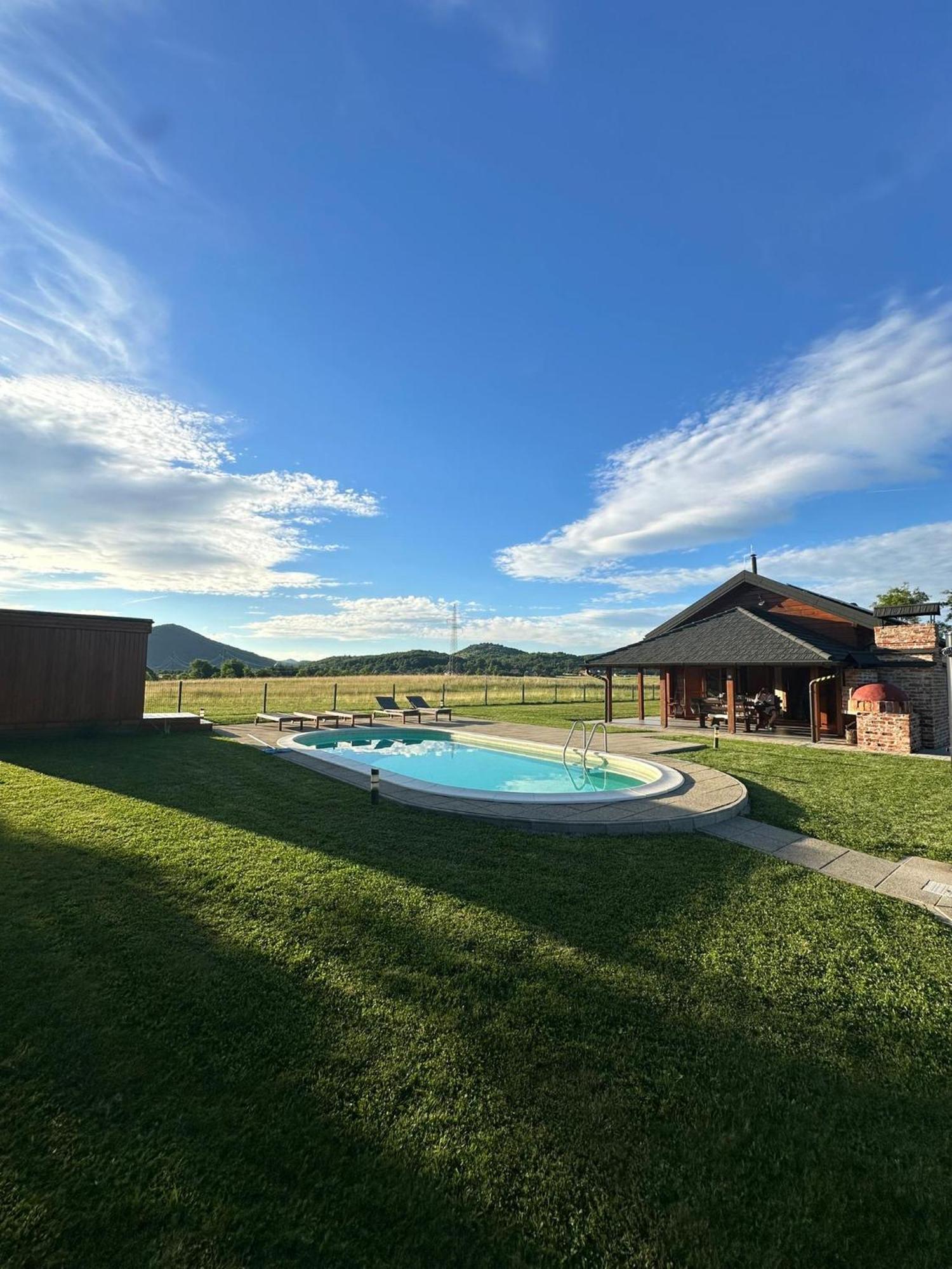V'S Place - Wooden House With Heated Pool And Outdoor Sauna Otocac Exterior photo
